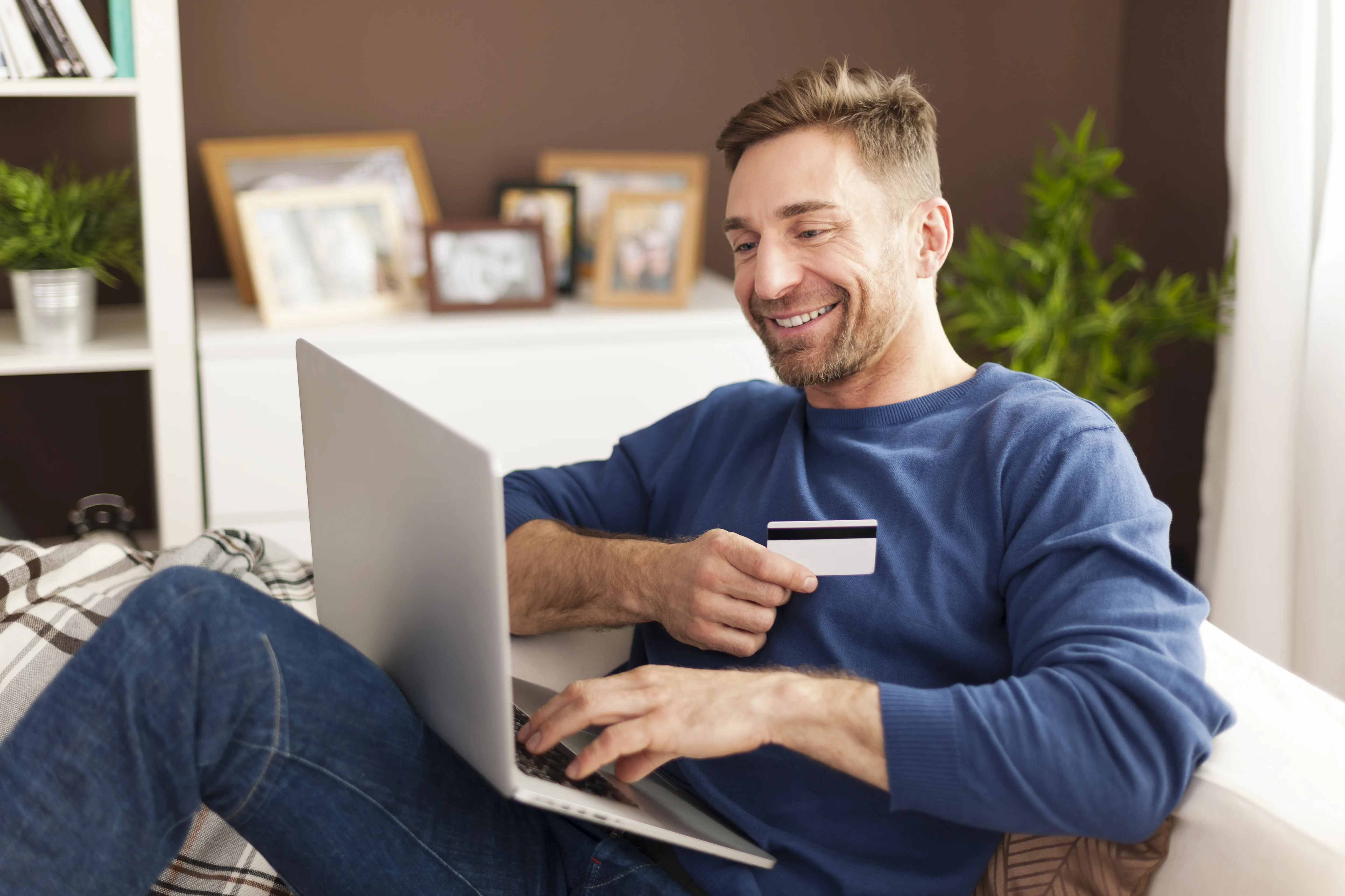 Cum cumpără românii online în 2026: comportament, preferințe și statistici verificate
